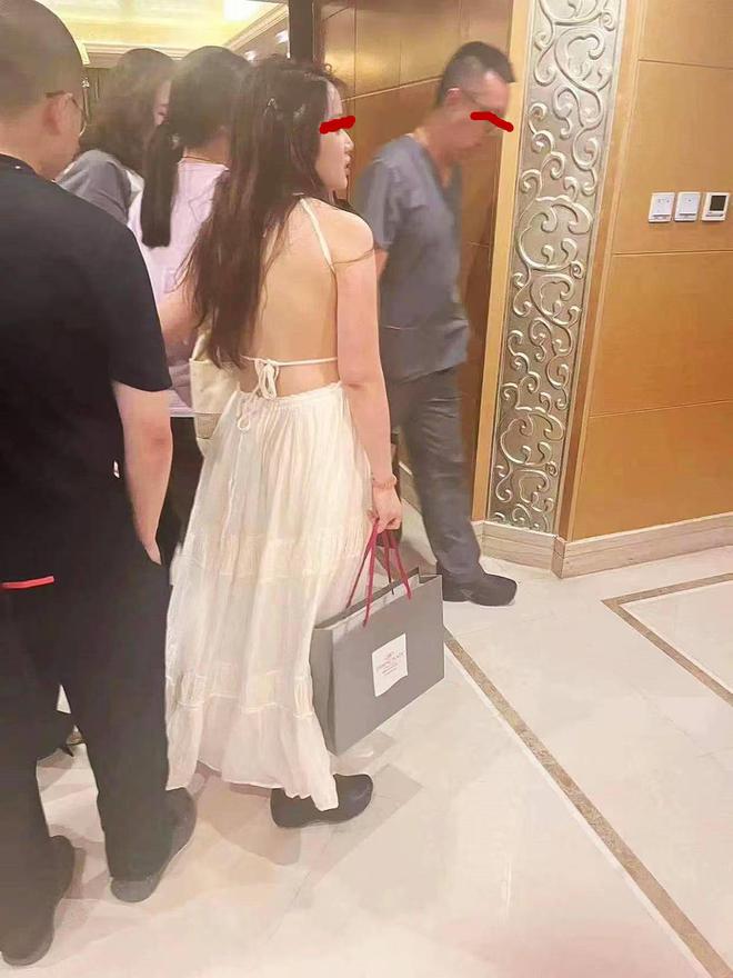 著名医生出轨被举报，还曝出他曾将病人扔在手术台上，该医生辩解