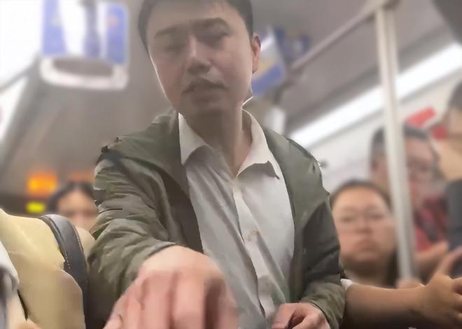 男子在地铁车厢里公然猥亵女乘客，男子被拍，猥亵细节十分不堪