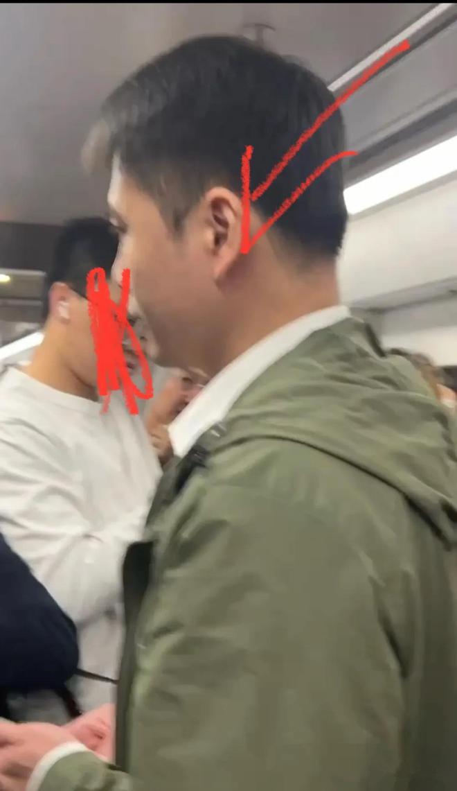 男子在地铁车厢里公然猥亵女乘客，男子被拍，猥亵细节十分不堪
