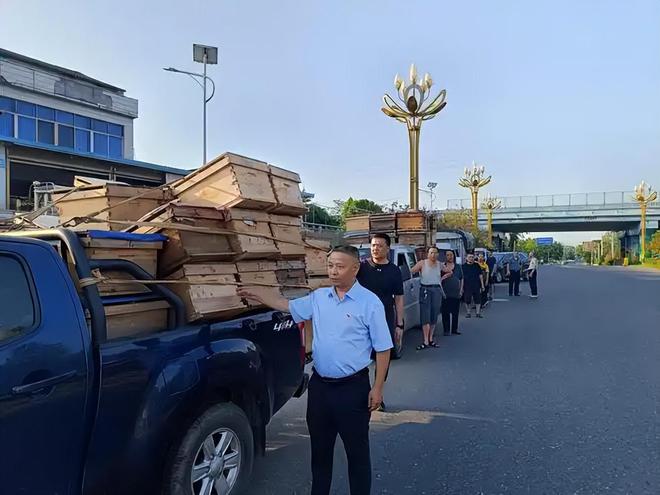 蜂农送蜜蜂去外地采蜜，收费站人员非要开箱检查不可，结果惨了