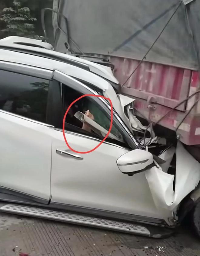 湖南双牌发生惨烈车祸，小车被两辆大车死死夹住，造成两死一重伤