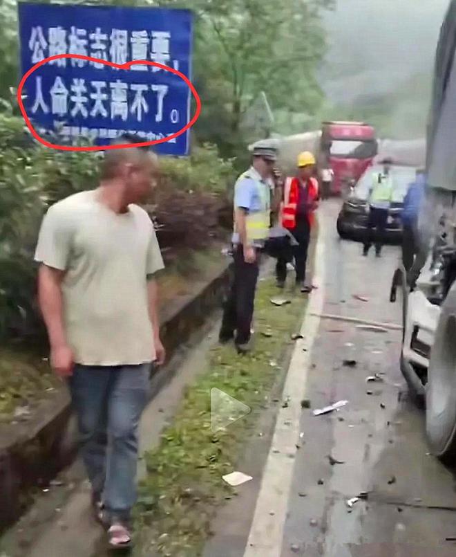 湖南双牌发生惨烈车祸，小车被两辆大车死死夹住，造成两死一重伤