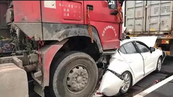 湖南双牌发生惨烈车祸，小车被两辆大车死死夹住，造成两死一重伤