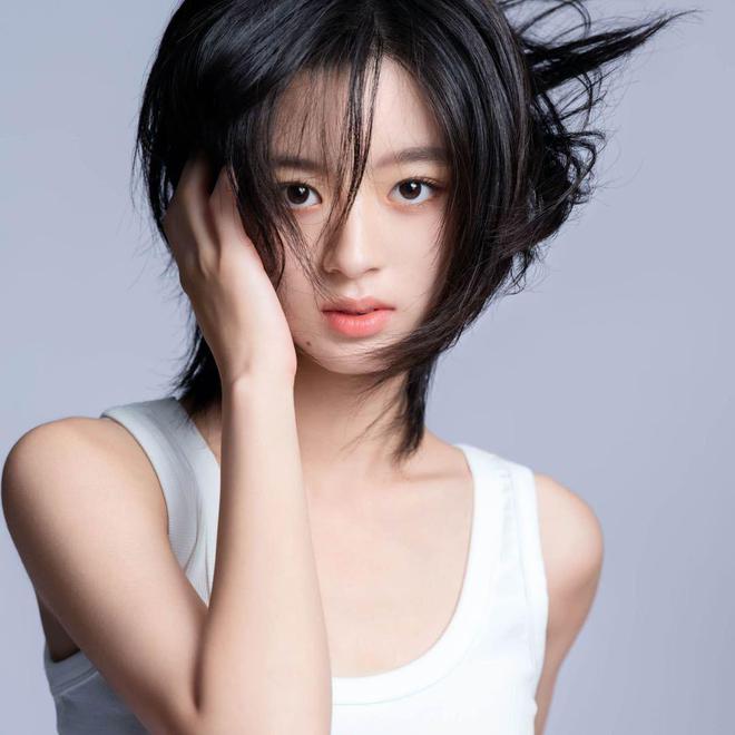 女演员黄杨钿甜“天价耳环”事件新进展，慈善总会回应，网友爆评