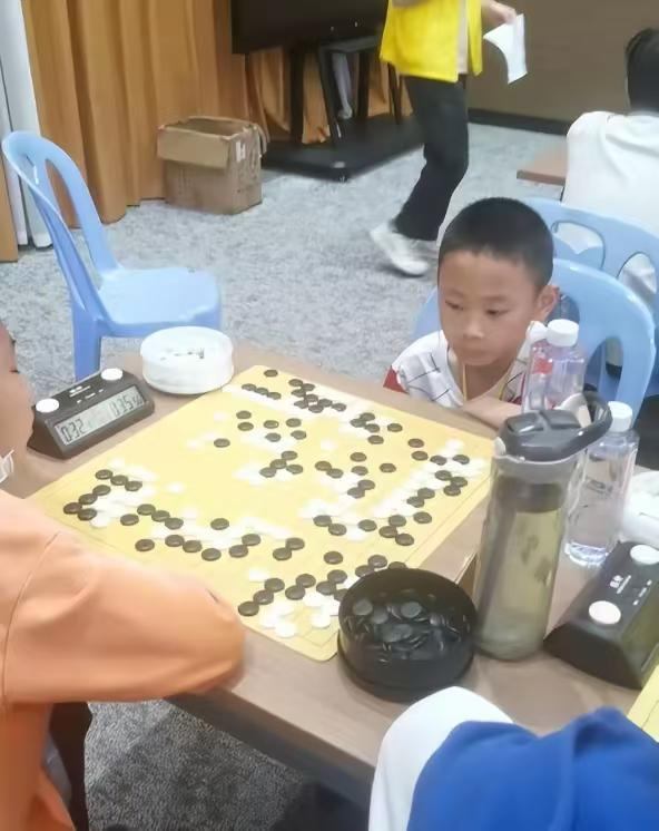 9岁围棋小神童跳楼自杀，他父亲的为人被同村人曝出，网友怒了