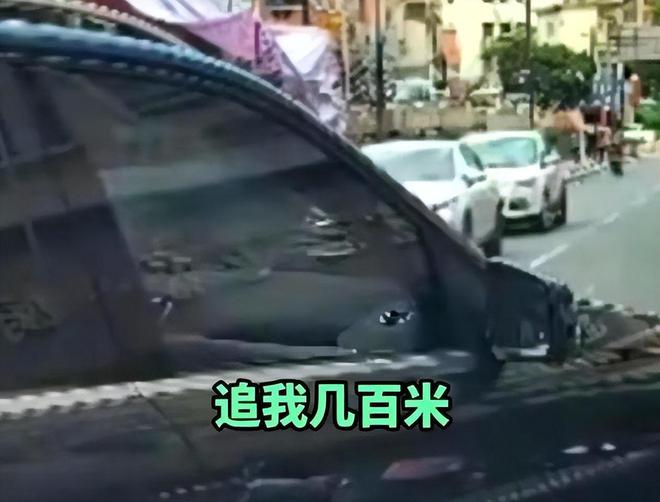 奔驰车司机别停前车后狂砸前车，手段堪比黑社会，男子的身份曝出
