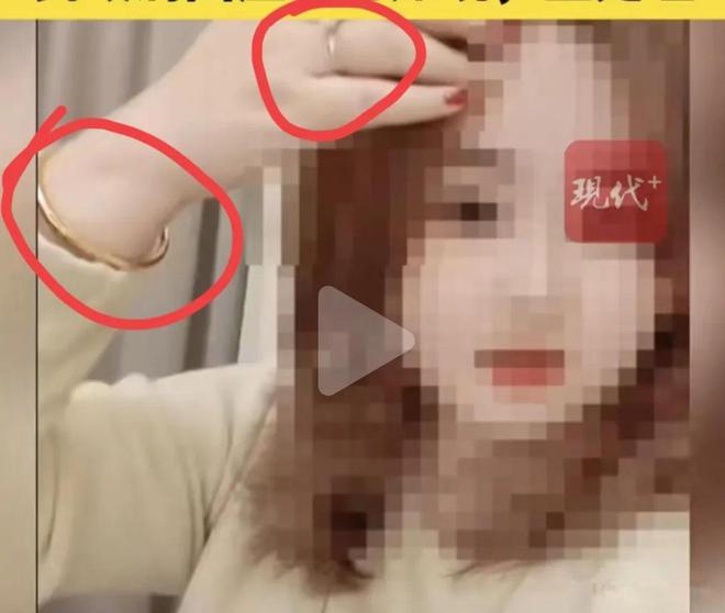 戴金手镯、戒指的女子炫耀自己有低保，真实身份不简单，网友炸锅