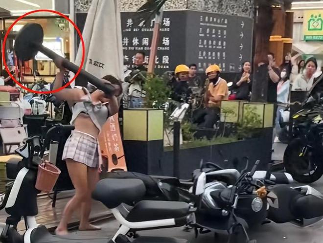 姑娘当街狂砸别人摩托车，车主崩溃，警察到场，姑娘的表现绝了