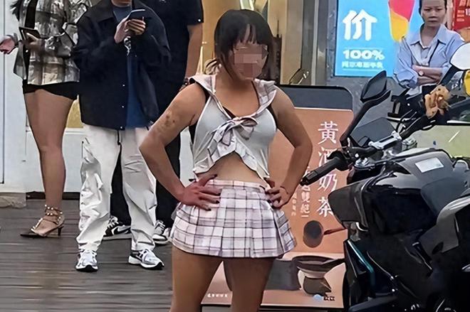 姑娘当街狂砸别人摩托车，车主崩溃，警察到场，姑娘的表现绝了