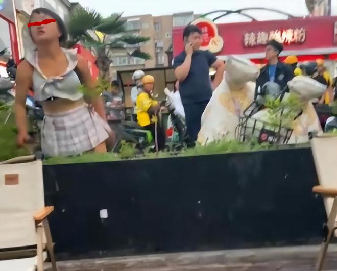 姑娘当街狂砸别人摩托车，车主崩溃，警察到场，姑娘的表现绝了