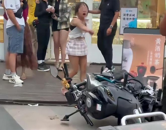 姑娘当街狂砸别人摩托车，车主崩溃，警察到场，姑娘的表现绝了