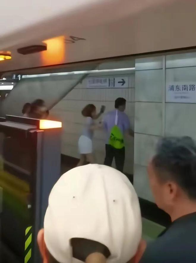 上海地铁：女子猛踢男子裆部，并追打男子，细节被曝出，网友炸锅
