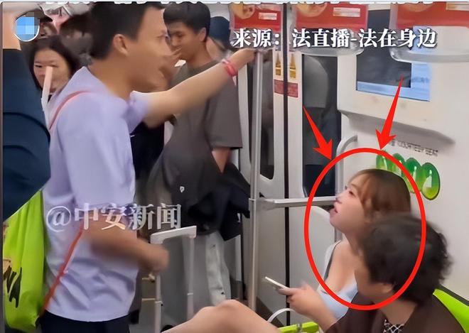上海地铁：女子猛踢男子裆部，并追打男子，细节被曝出，网友炸锅