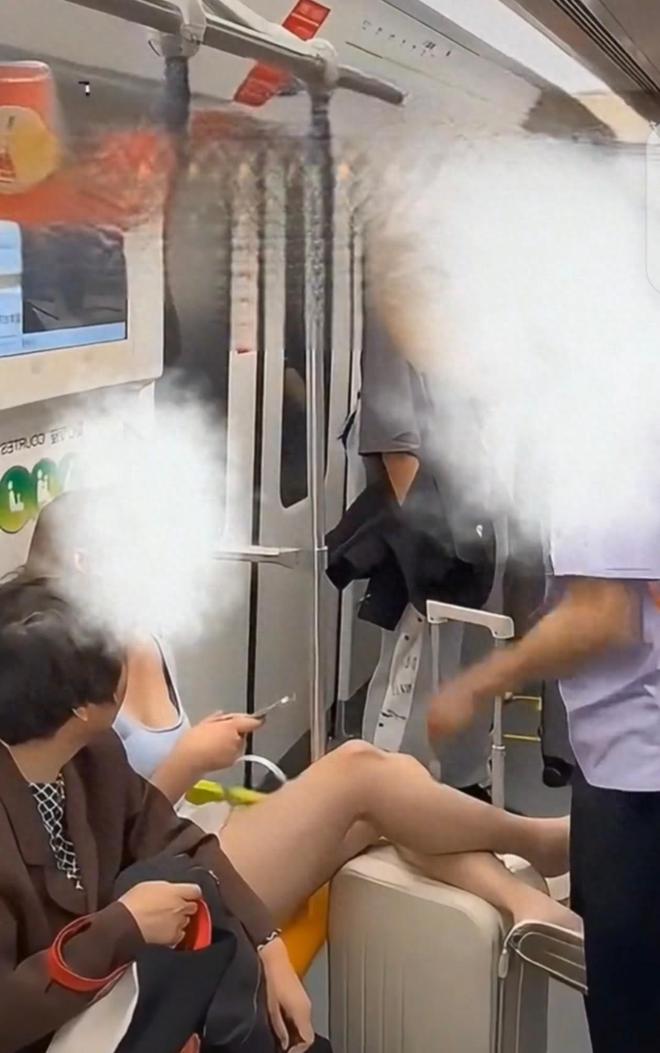 女子脚踏男子行李箱遭拒，女子多次踢踹并追打男子，网友爆评