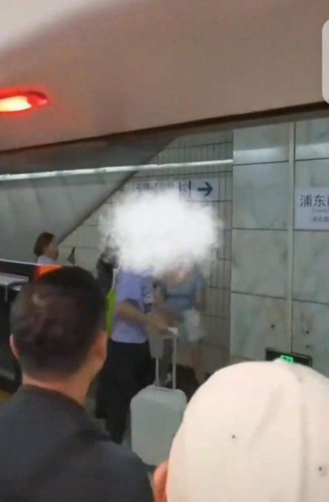 女子脚踏男子行李箱遭拒，女子多次踢踹并追打男子，网友爆评