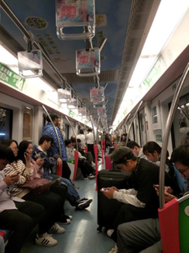 女子脚踏男子行李箱遭拒，女子多次踢踹并追打男子，网友爆评