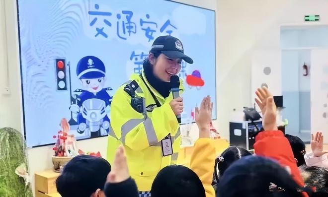 事发杭州：外卖小哥闯红灯被罚款，女交警的一个举动冲上热搜第一