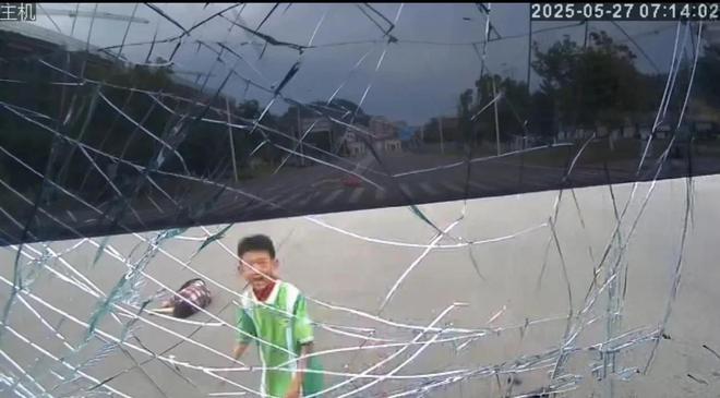重庆老两口被撞死在学校门口，其孙子看到惨状，一边哭一边跳脚