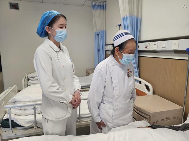 86岁护士仍在岗，引发全网讨伐！医院有说法，网友不买账