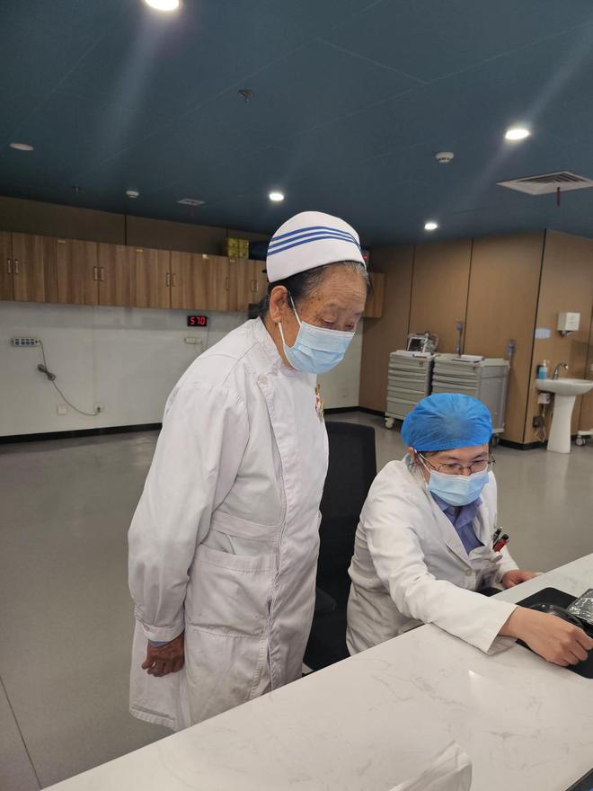 86岁护士仍在岗，引发全网讨伐！医院有说法，网友不买账