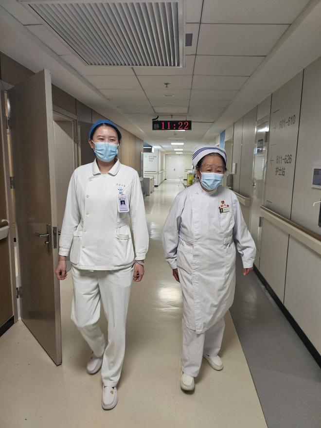 86岁护士仍在岗，引发全网讨伐！医院有说法，网友不买账