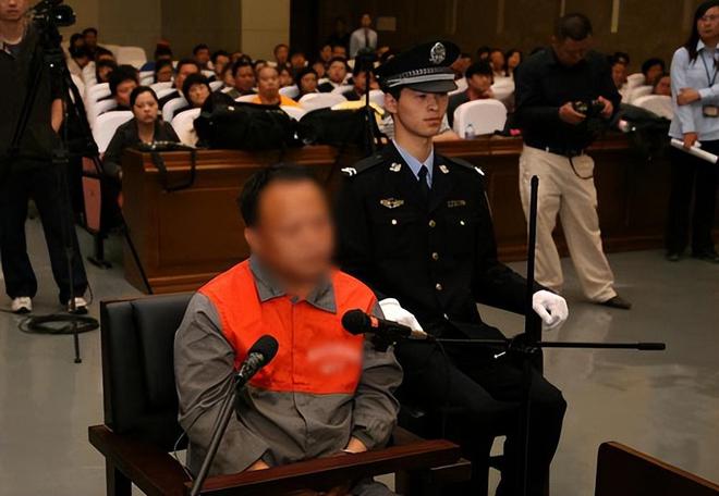 男子羁押期间买通民警脱逃，杀害举报人后居然没有服刑，网友怒了