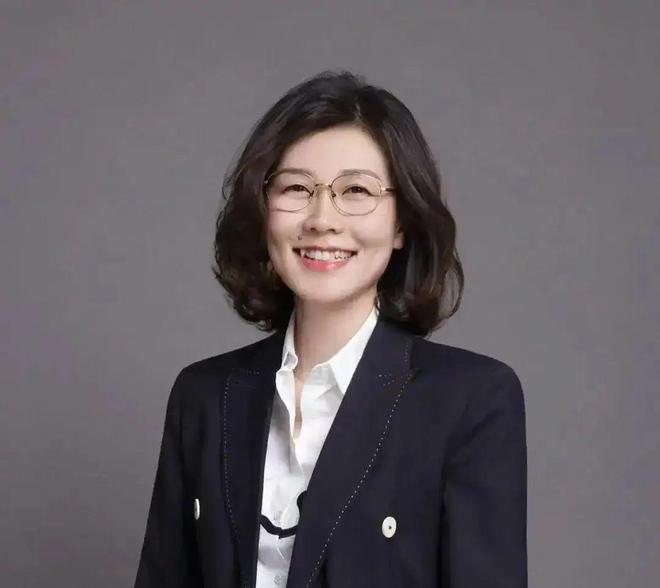 从营业员做到商业集团掌门人，徐恭藻卸任董事长，“80后”女儿接任
