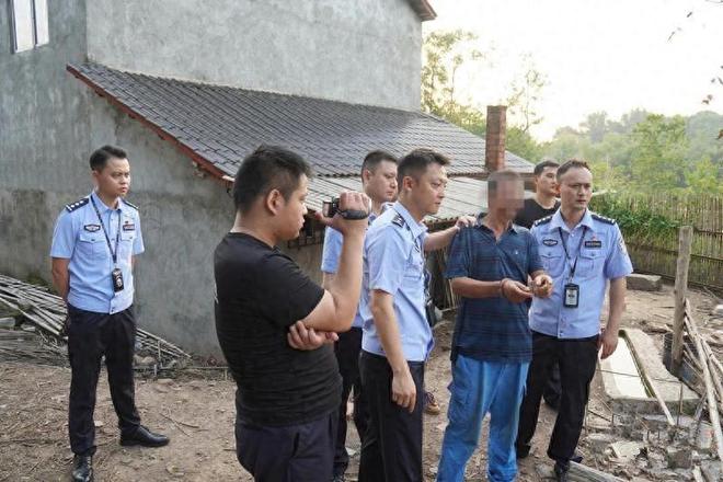 男子杀死母亲和女友，带着嫂子潜逃32年，情节曲折夸张，过程曝出