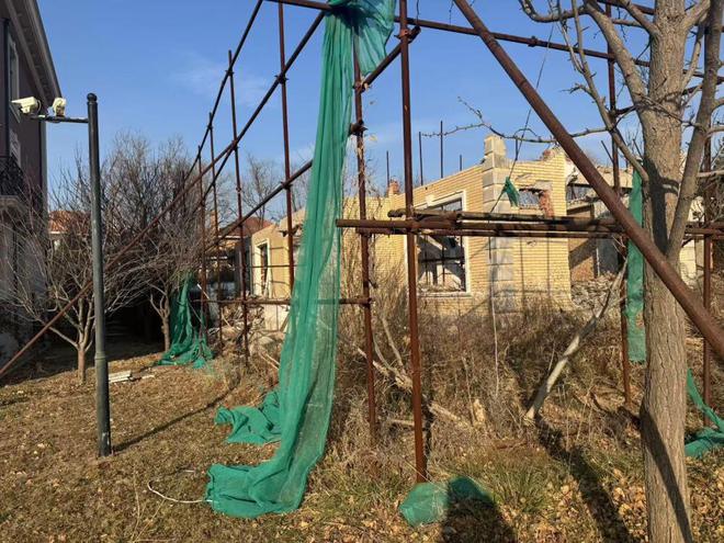 只剩几面烂墙的别墅及土地使用权拍出2683万元，单价约4万元/㎡