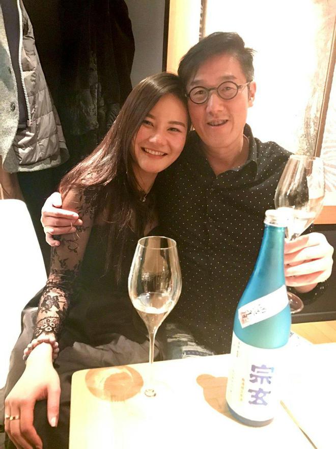 66岁富商与女子有九年婚外情，竟“完美”瞒过原配，女子共生四胎