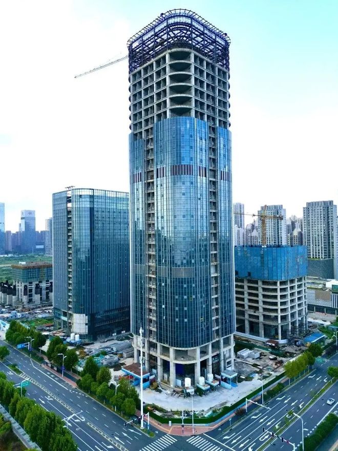 这个烂尾的“恒大中心”，被中海接手，还捡漏一块宅地