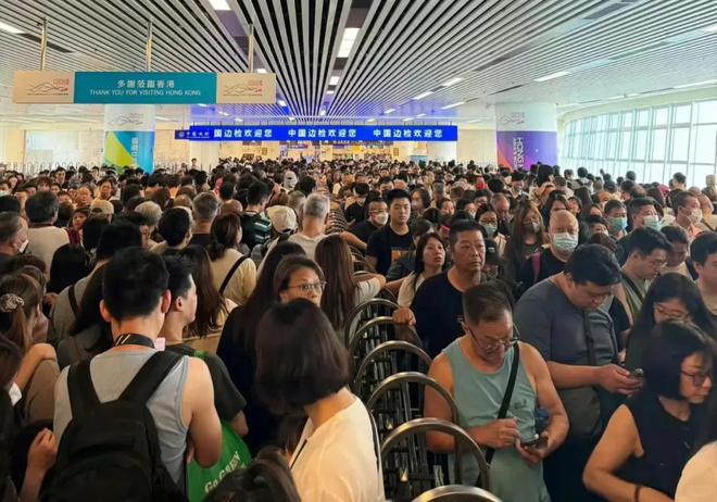 内地人穷游香港被嘲讽，港人穷游内地又现，深圳猛男吧成港女首选