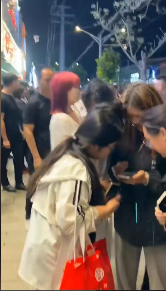 原配当街暴打小三，小三的衣服被撕破，隐私走光，惹得围观者爆笑