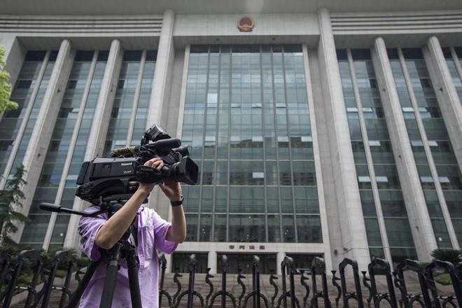 三男子犯轮奸罪，已被一审法院判刑，二审法院却要减刑，评论爆了