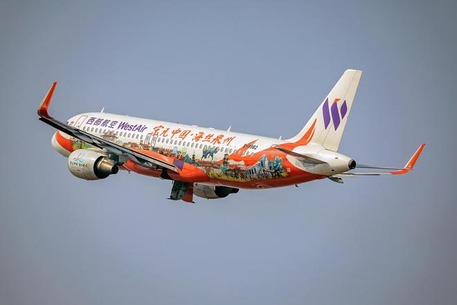 空姐在飞机上售卖彩票 西部航空：只在部分航班有 此前有人在飞机上中得25万元