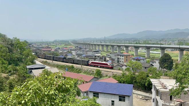 15岁女孩被火车撞死，曾有17个人在此地丧生，发生悲剧的原因曝出