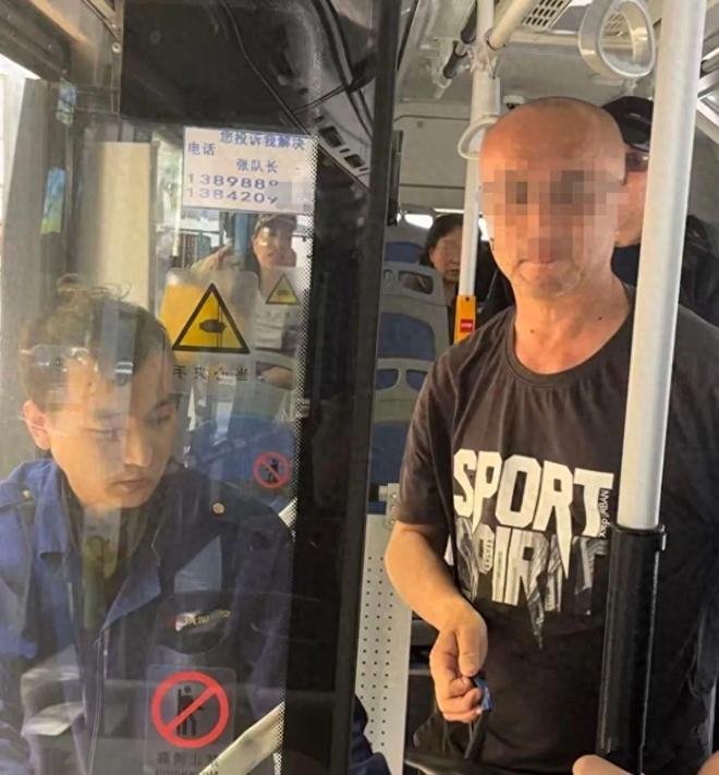 女乘客遭一男子暴打！男子见有人报警想逃，司机的举动令人诧异